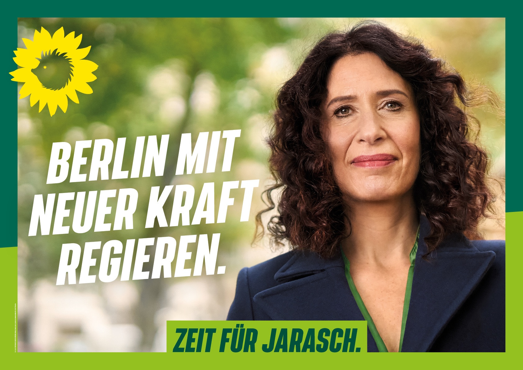 Großflächen-Plakat: Darauf ist ein Foto von Bettina Jarasch, die frontal in die Kamera blickt. Links von ihr steht die Headline `Berlin mit neuer Kraft regieren.`, darüber steht der Sonnenigel, darunter sitzt der Claim `Zeit für Jarasch.`. Das Motiv fasst ein grüner Rahmen ein.