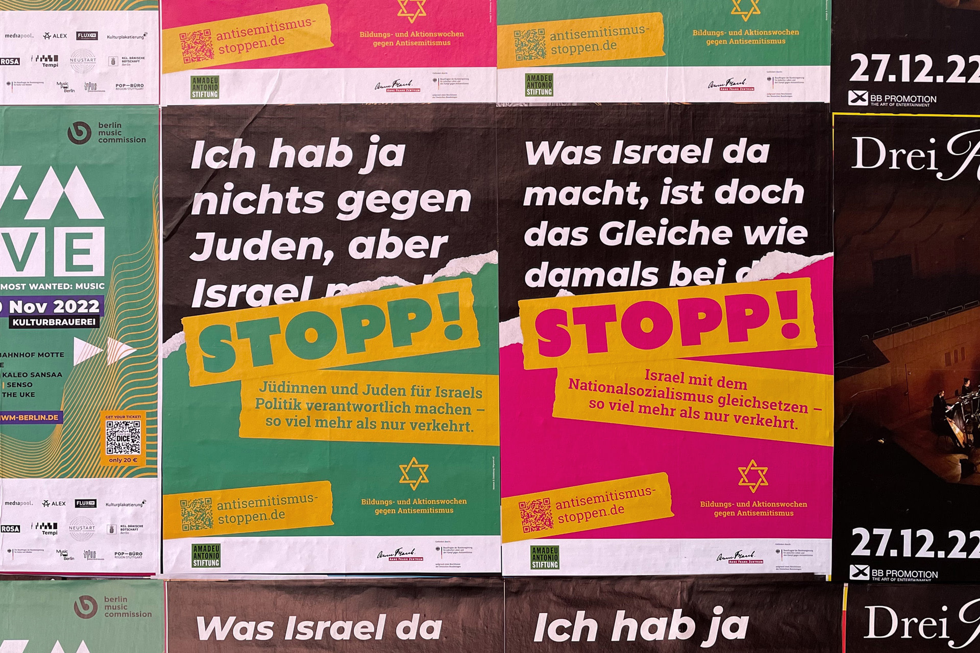 Plakatwand in Berlin, im Fokus sind zwei Plakate der Kampagne für die Aktionswochen gegen Antisemitismus 2022