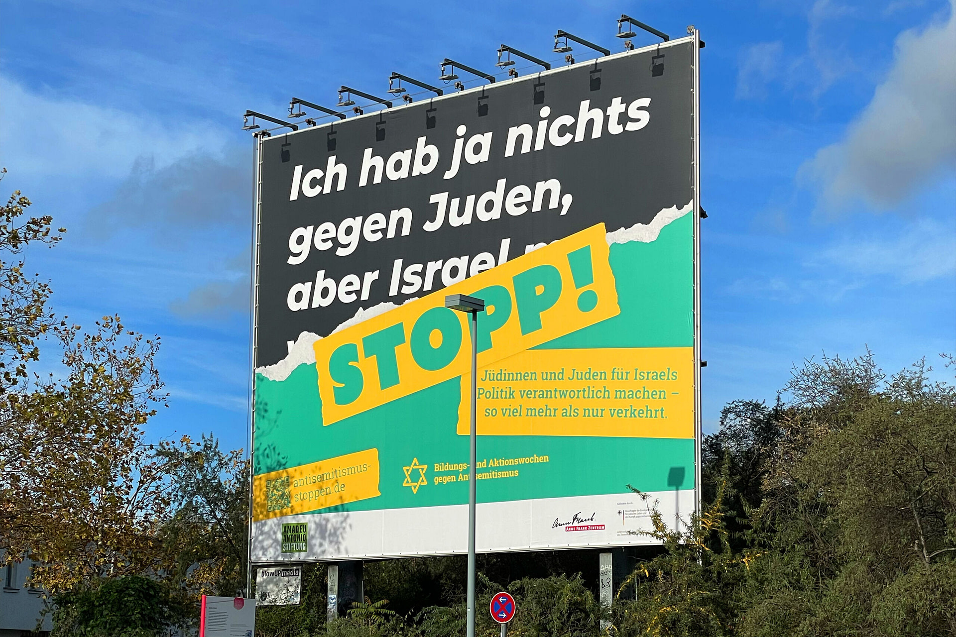 Großfläche am Berliner Südkreuz mit einem Kampagnenmotiv von 2022: `Ich hab ja nichts gegen Juden aber Israel –` STOPP!` und darunter: `Jüdinnen und Juden für Israels Politik verantwortlich machen – so viel mehr als nur verkehrt.`