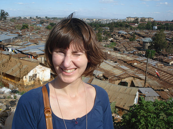 Maike vor dem Slum Kibera in Nairobi