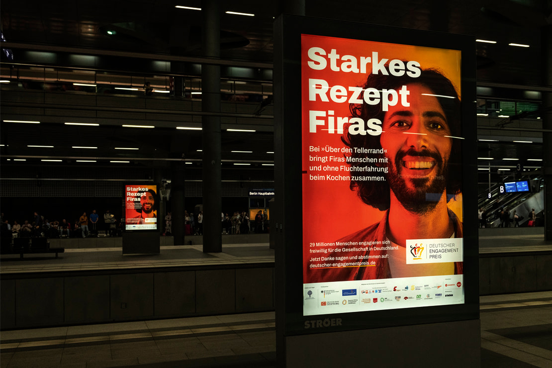 Bahnhof, zwei beleuchtete Plakate vom Deutschen Engagementpreis 2023