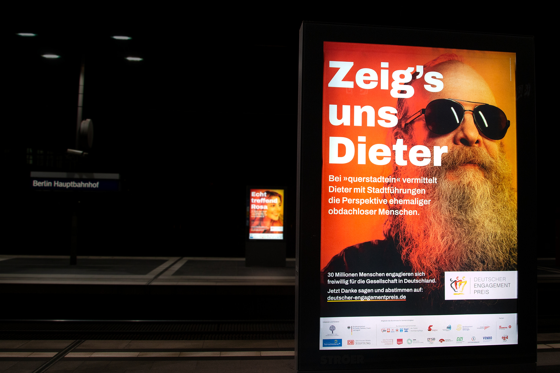 Echt Stark, Deutscher Engagementpreis Kampagnen Plakat mit bärtigem Mann und Slogan `Zeig's uns Dieter`